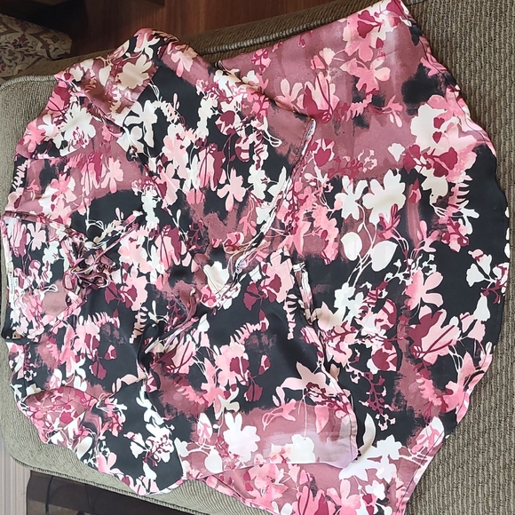 Quintessential Split Sleeve Blouse - Picture 14 of 14